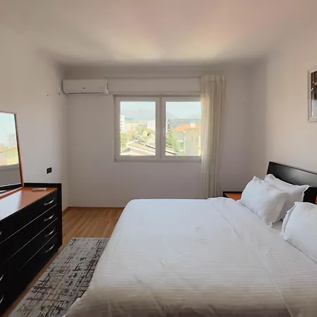 Whole Floor In Upscale Neighborhood Apartment *