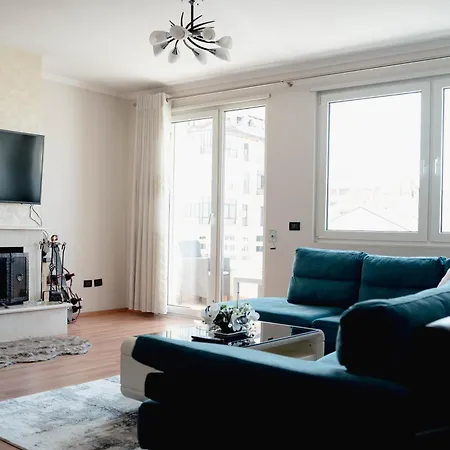 Whole Floor In Upscale Neighborhood *