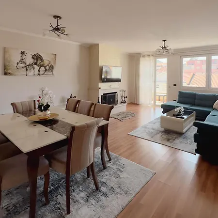 Whole Floor In Upscale Neighborhood Apartment *