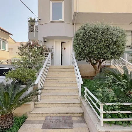 Whole Floor In Upscale Neighborhood Apartment